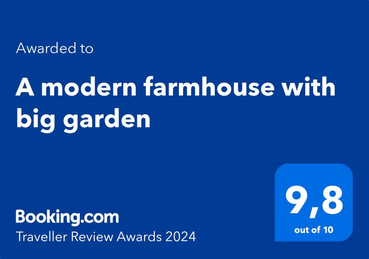 A Modern Farmhouse With Big Garden Trápeza Zewnętrze zdjęcie